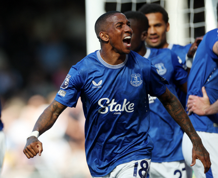  Amazing! The Manchester United man who played with Park Ji-sung will continue his active career...Ipswich Town sign one-year deal