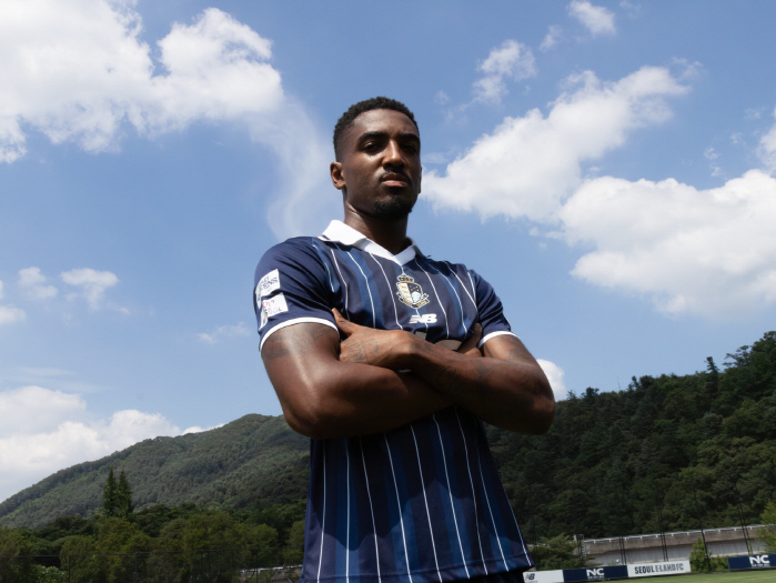  He hugged me! Seoul E-Land aims to recruit Gabriel, a striker with eight goals and three assists in Cheongju, North Chungcheong Province, to become the top scorer and promote him