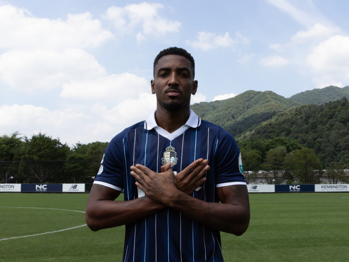  He hugged me! Seoul E-Land aims to recruit Gabriel, a striker with eight goals and three assists in Cheongju, North Chungcheong Province, to become the top scorer and promote him