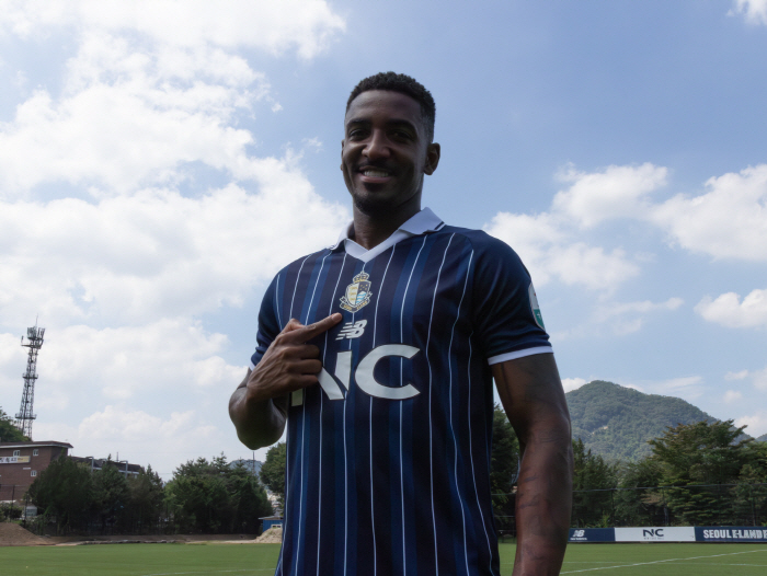  He hugged me! Seoul E-Land aims to recruit Gabriel, a striker with eight goals and three assists in Cheongju, North Chungcheong Province, to become the top scorer and promote him