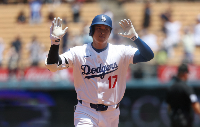 Ohtani of the mighty, 3334353637 5G consecutive home runs, and the fence there is also short Roberts