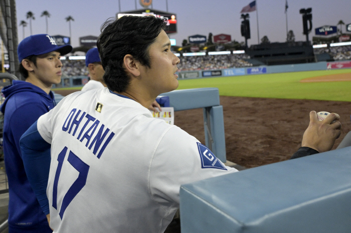 Ohtani of the mighty, 3334353637 5G consecutive home runs, and the fence there is also short Roberts