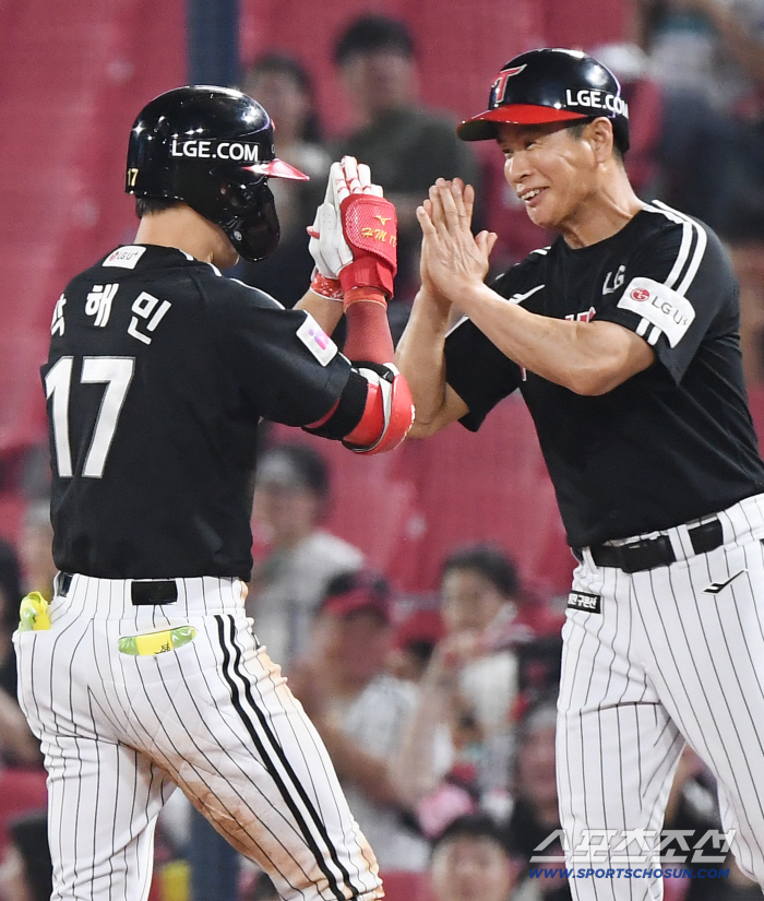 Park Hae-min also broke down the KIA bullpen. 00 to 80 for fake bunt & slash. Manager Yeom Kyung-yeop praised his concentration on winning.