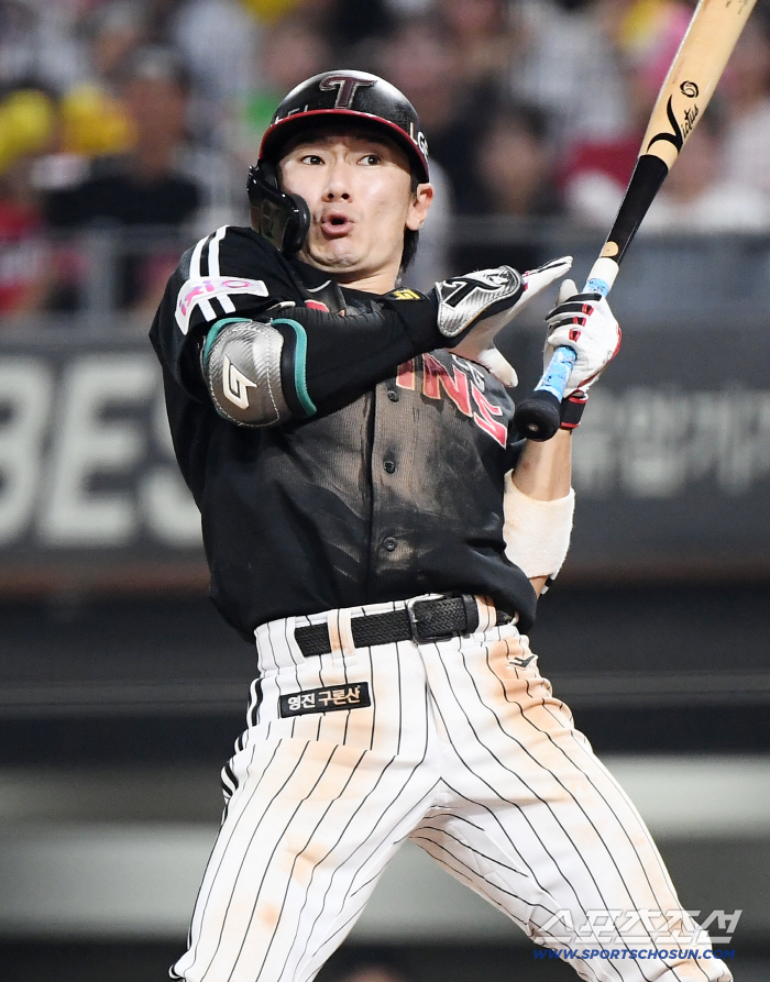  CHOI JIMIN avoids the ball around his body