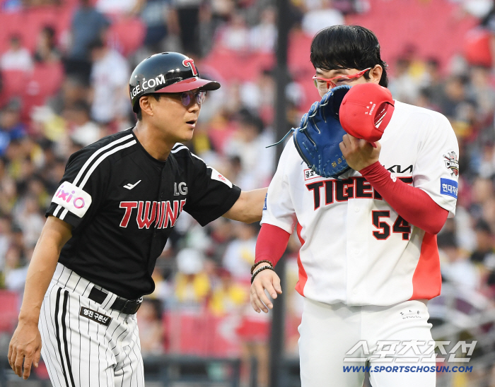  Coach Jung Soo-sung celebrates Yang Hyun-jong's milestone