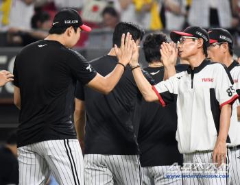 Director Yeom Kyung-yeop is giving high fives with Son Joo-young