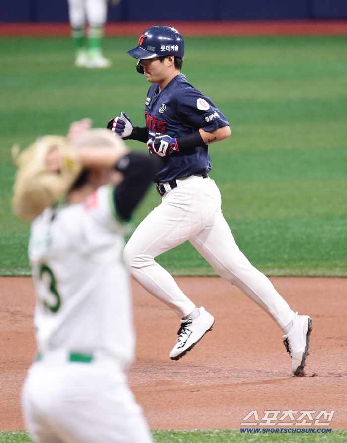  Go Seung-min's first solo shot against Kiwoom Jung Hyun-woo in the first inning