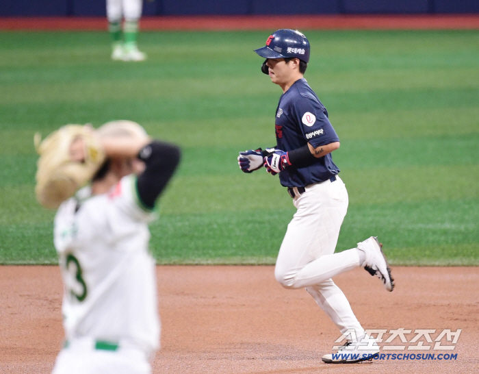  Go Seung-min's solo shot against Kiwoom Jung Hyun-woo in the first inning