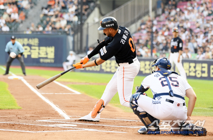  Hanwha Liberato making a double