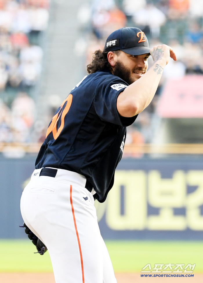  Hanwha starter Ponce takes the mound with a smile