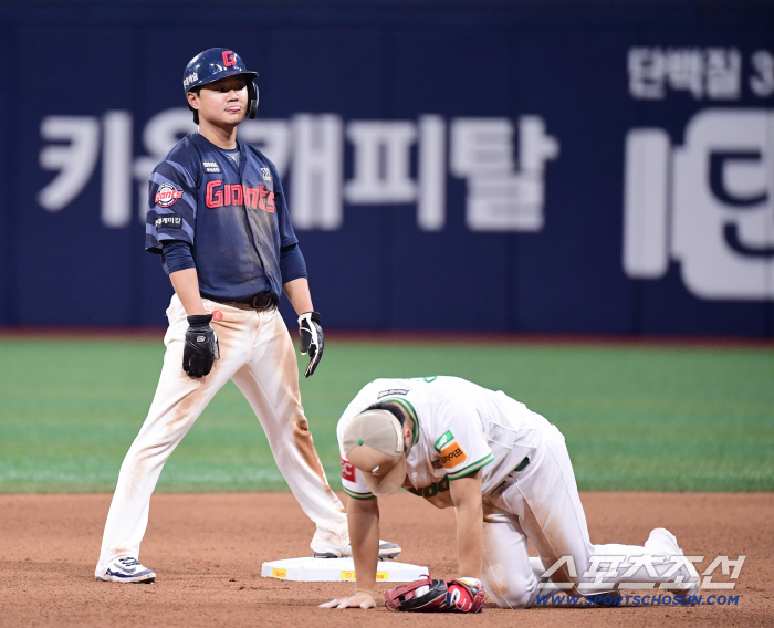  Hoyoung hit a hit and stole a steal