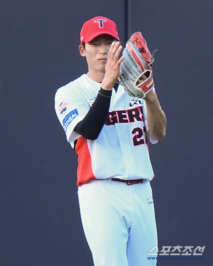  Kim Ho-ryeong, 3rd base Bodhisattva with laser throw