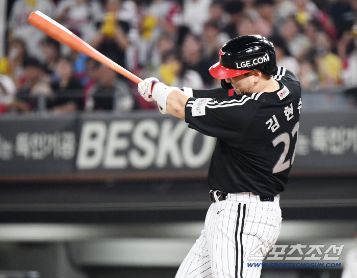  Kim Hyun-soo bursts a three-run shot