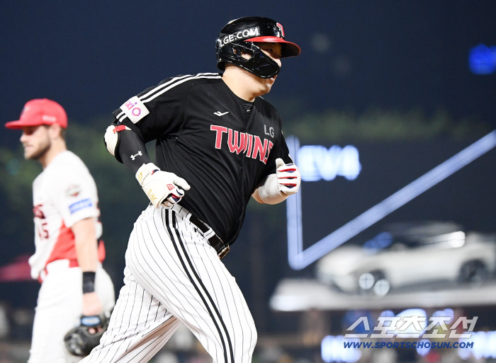  Kim Hyun-soo hits a wedge three-run shot in the eighth inning