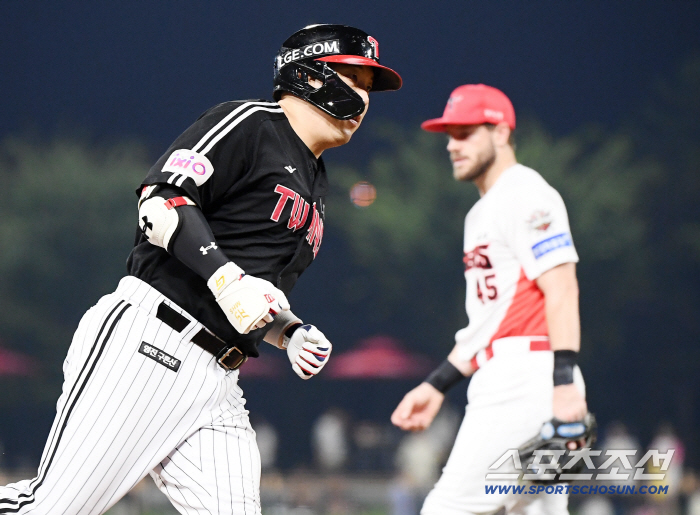 Kim Hyun-soo hits a wedge three-run shot in the eighth inning