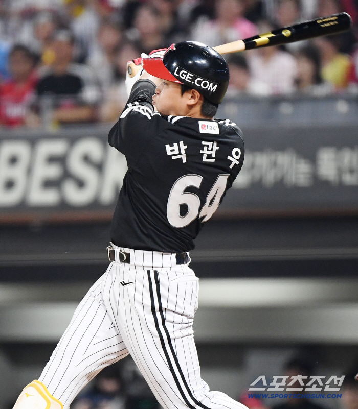  Park Kwan-woo's bat is spinning without hesitation