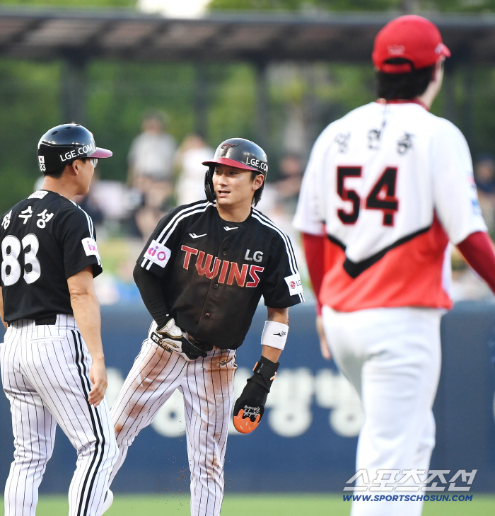  Shin Minjae is out at third base