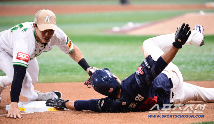  Son Ho-young avoided tag and was safe at third base