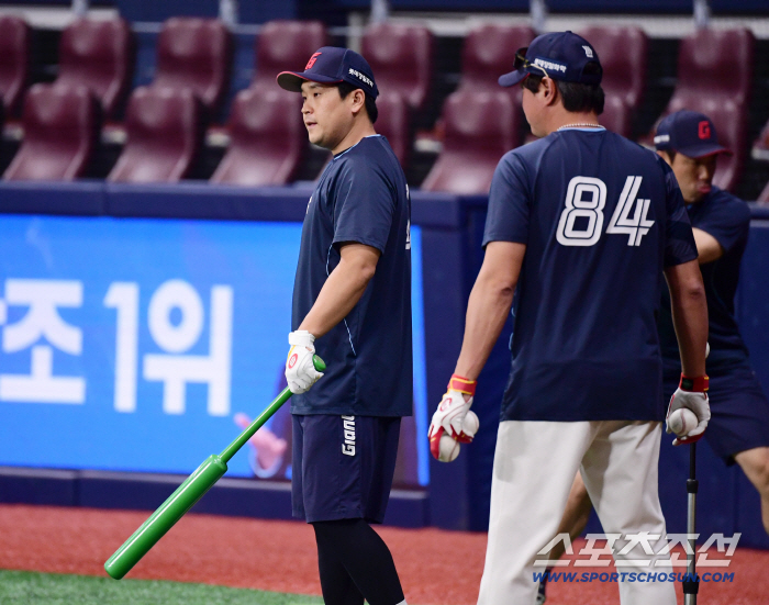  Yoo Kang-nam's batting training with a strange bat