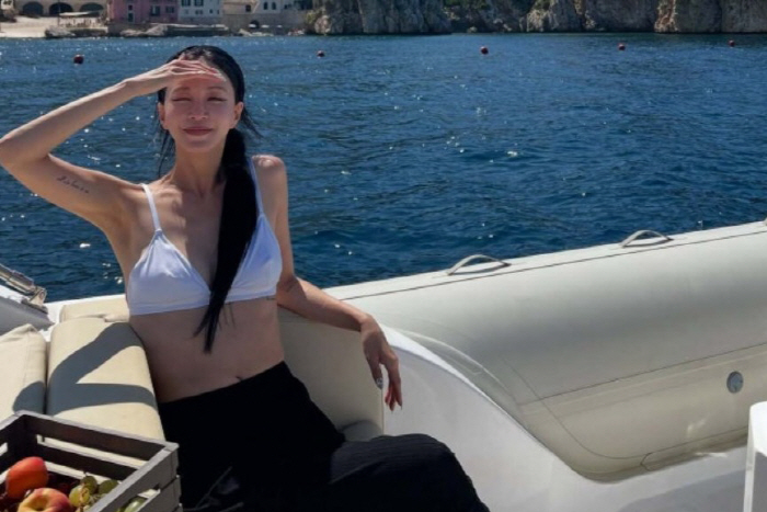  Han Ye-seul, bright smile on the boat  perfect body...'Photoshoot as it is'