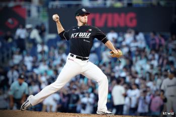 Since his eyes are already in Ponce, why did manager Lee Kang-chul have to watch the game against LG, a new foreign player who pitched well? 