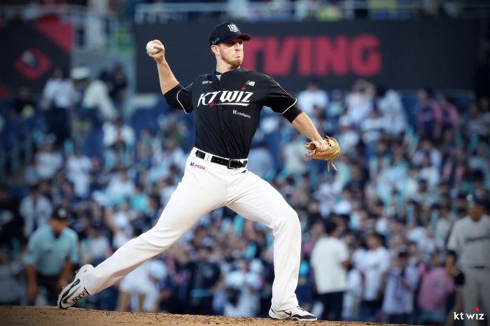 Since his eyes are already in Ponce, why did manager Lee Kang-chul have to watch the game against LG, a new foreign player who pitched well? 