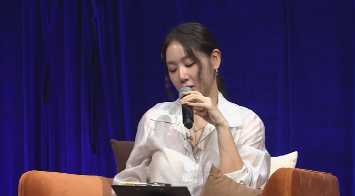 Soyou must be sad for the frost of acute laryngitis, but hide your painful symptoms. (Ha-Gul)