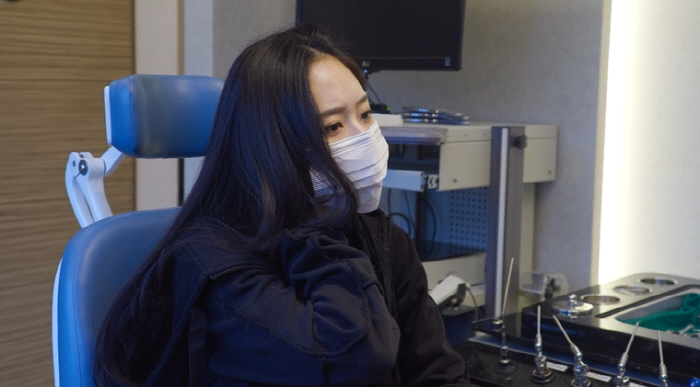 Soyou must be sad for the frost of acute laryngitis, but hide your painful symptoms. (Ha-Gul)
