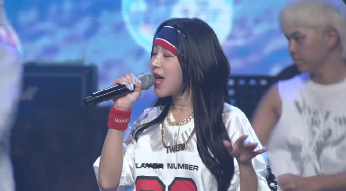 Soyou must be sad for the frost of acute laryngitis, but hide your painful symptoms. (Ha-Gul)