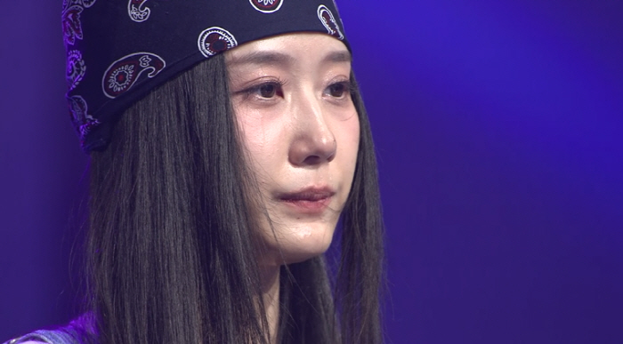 Soyou must be sad for the frost of acute laryngitis, but hide your painful symptoms. (Ha-Gul)