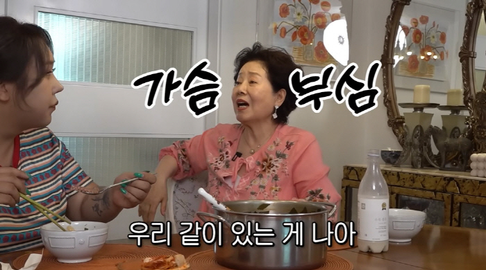 Sunwoo Yong-yeo, a bad hand for satire chest...You're too big, too