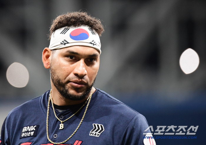 What if there's no home run! Korean foreigners, who solve the giant group with every chance, have 10 home runs, but are No. 1 in batting average and hits (Gochuk site)