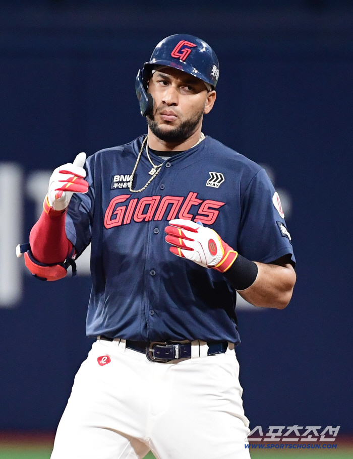 What if there's no home run! Korean foreigners, who solve the giant group with every chance, have 10 home runs, but are No. 1 in batting average and hits (Gochuk site)