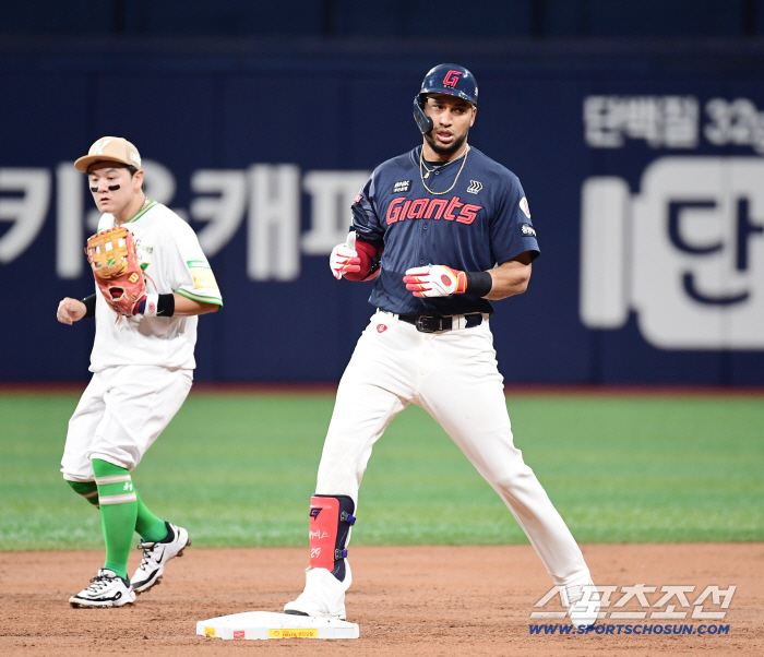 What if there's no home run! Korean foreigners, who solve the giant group with every chance, have 10 home runs, but are No. 1 in batting average and hits (Gochuk site)