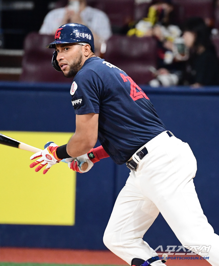What if there's no home run! Korean foreigners, who solve the giant group with every chance, have 10 home runs, but are No. 1 in batting average and hits (Gochuk site)