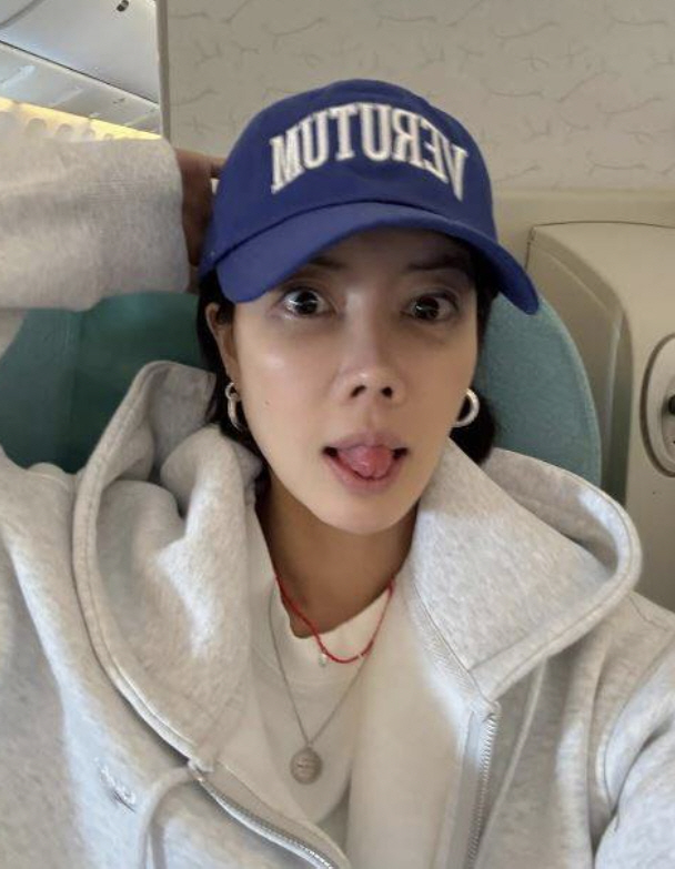 Yang Mi-ra opened her mouth in violation of the baggage regulations I'm upset because of the unexpected crowd. It's not a confident certification. 