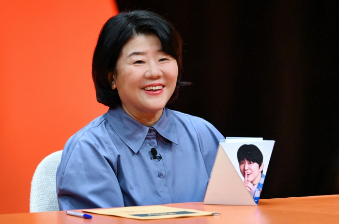 56-year-old Lee Jung-eun, after living alone, it's not easy to get together with her parents.. That's why I'm flustered