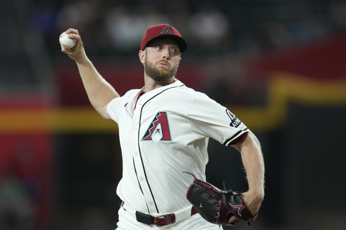 Arizona declares mass sale, Kelly goes to Seattle as trade target first baseman, Suarez also sends