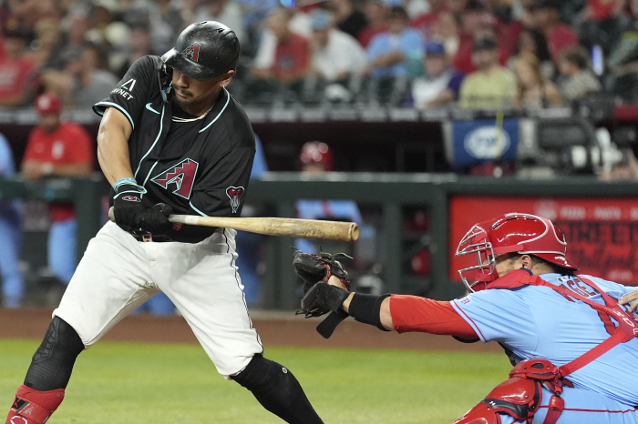 Arizona declares mass sale, Kelly goes to Seattle as trade target first baseman, Suarez also sends