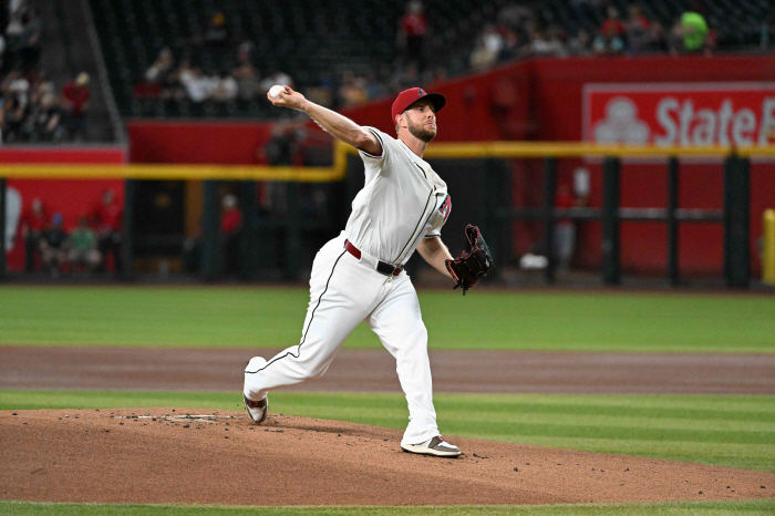 Arizona declares mass sale, Kelly goes to Seattle as trade target first baseman, Suarez also sends