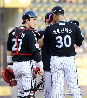 Ball ball ball in this heat.. LG Hernandez, 32 pitches, 27 pitches, 24 pitches → 3 innings, 4 walks, and 3 runs. an early steel plate