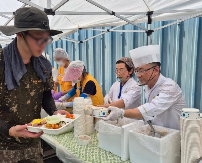  Chef Ahn Yoo-sung, 'Black and White Chef,' serves 350 servings of abalone porridge and braised ribs at the flood site in Naju, 'a warm table.'