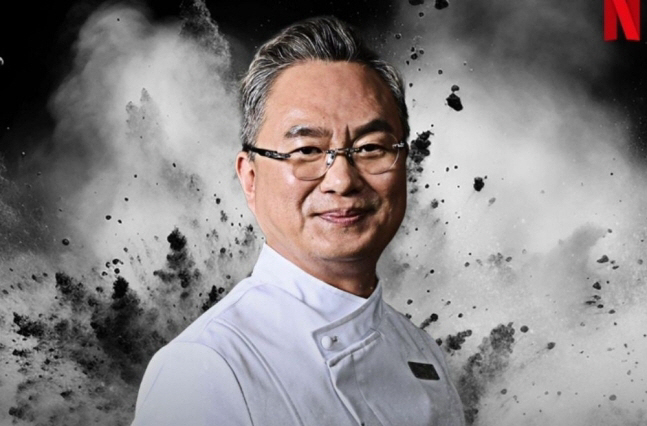  Chef Ahn Yoo-sung, 'Black and White Chef,' serves 350 servings of abalone porridge and braised ribs at the flood site in Naju, 'a warm table.'
