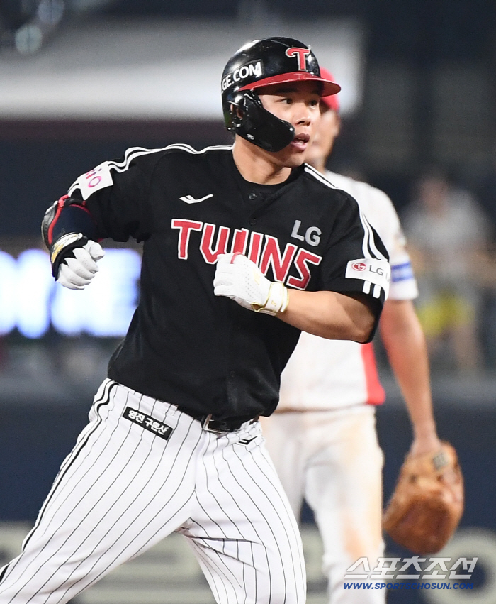 The curse of the bases loaded, which had gone 0-for-9 throughout July, was broken by Moon Sung-joo's double and scored eight points at once. I don't think about the first place and the game car. 