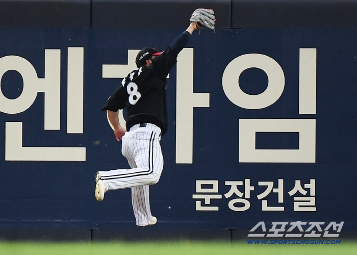 The curse of the bases loaded, which had gone 0-for-9 throughout July, was broken by Moon Sung-joo's double and scored eight points at once. I don't think about the first place and the game car. 