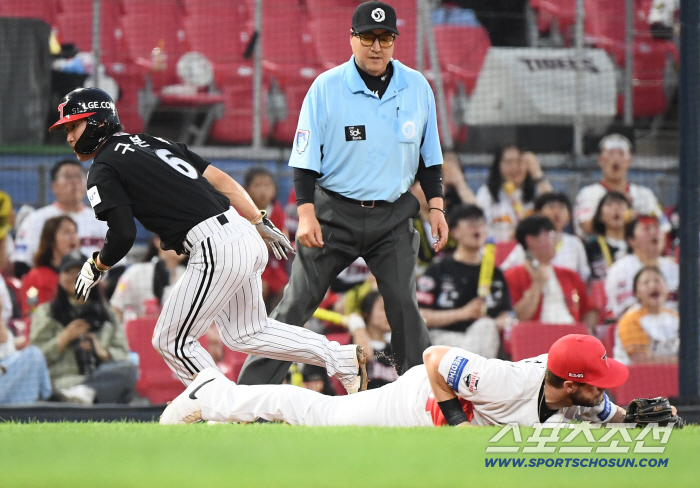 The curse of the bases loaded, which had gone 0-for-9 throughout July, was broken by Moon Sung-joo's double and scored eight points at once. I don't think about the first place and the game car. 