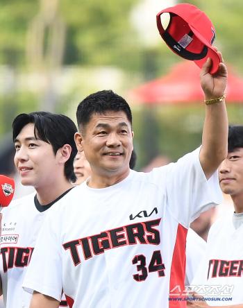 The first pitch of the elderly righteous man in the water crisis at the only moment that touched KIA fans 