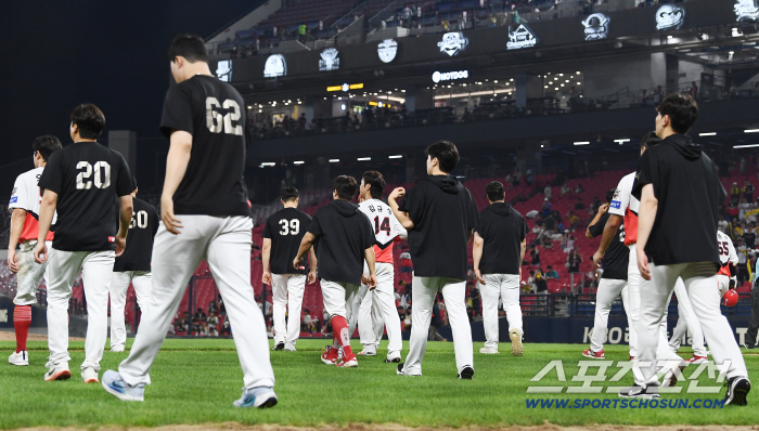 The first pitch of the elderly righteous man in the water crisis at the only moment that touched KIA fans