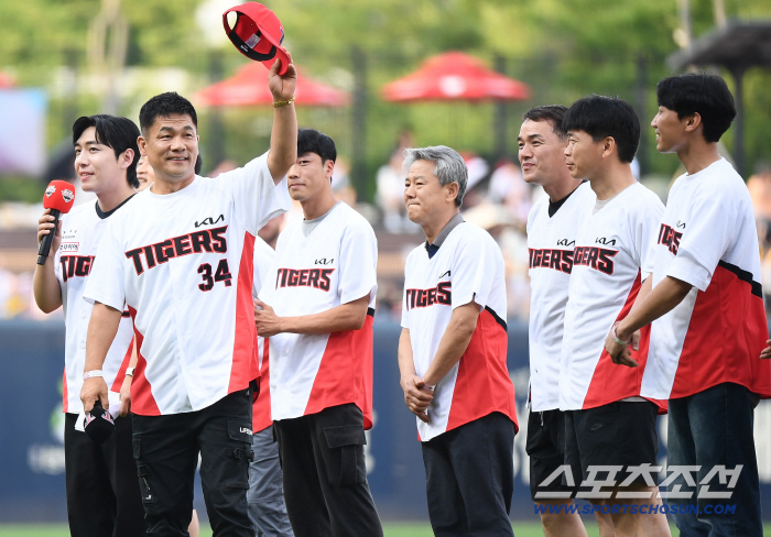 The first pitch of the elderly righteous man in the water crisis at the only moment that touched KIA fans