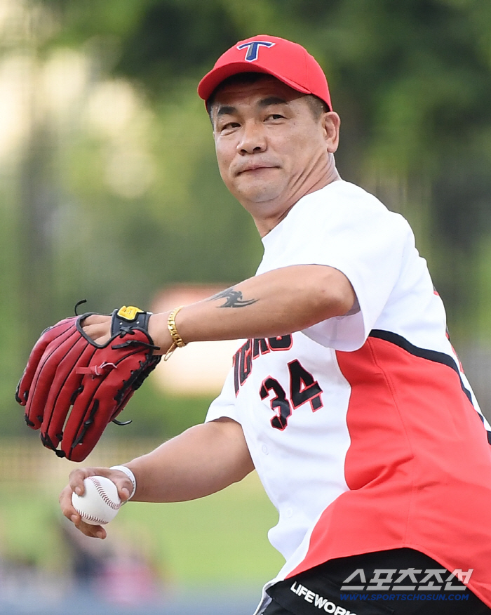 The first pitch of the elderly righteous man in the water crisis at the only moment that touched KIA fans